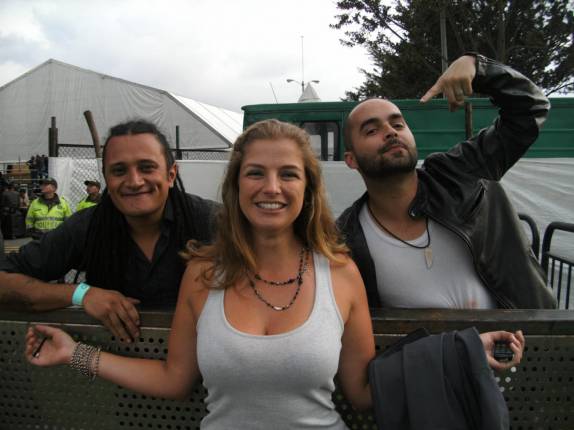 Com os amigos Andrés e Oscar, baterista e vocalista do The Hall Effect, antes do show em Bogotá, na Colômbia